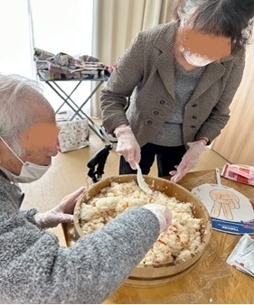 敬老会開催！力を合わせてちらし寿司づくり！